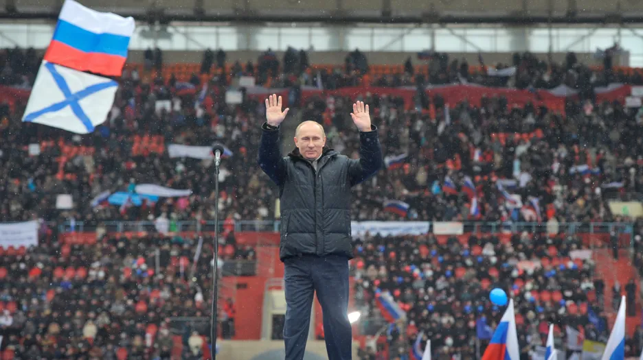 Vladimir Putin zdraví své příznivce na stadionu Lužniky