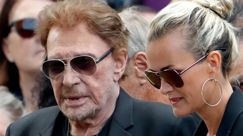 Zpěvák Johnny Hallyday s manželkou