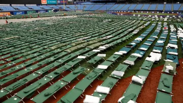 Lůžka pro evakuované obyvatele na hřišti Tropicana Field v St. Petersburgu