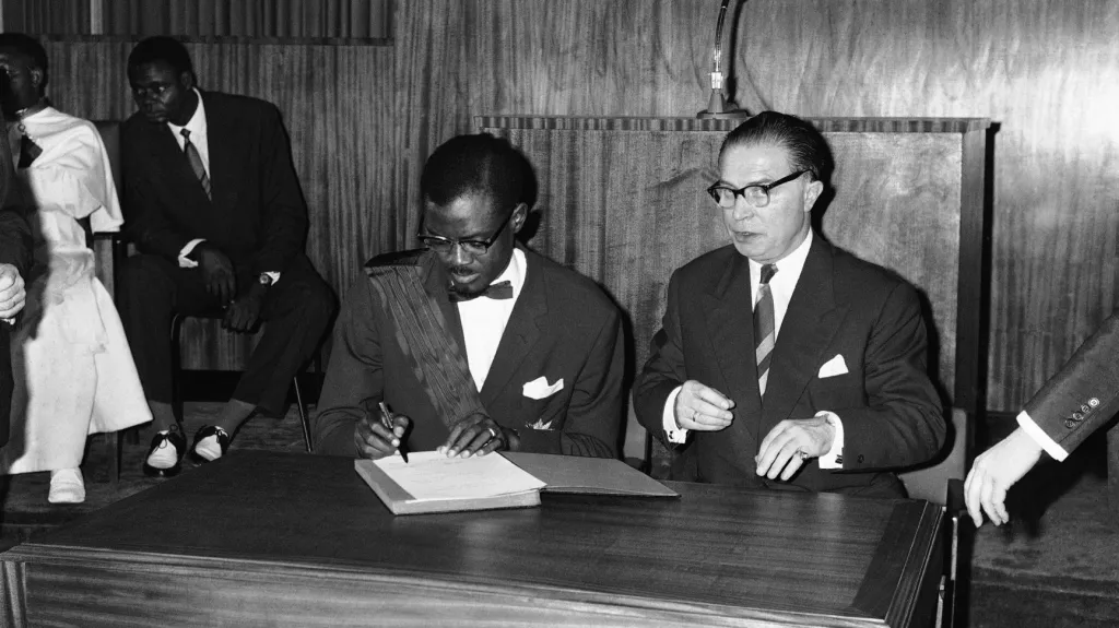 Konžský premiér Patrice Lumumba a belgický premiér Gaston Eyskens při podpisu dokumentu o nezávislosti Konga