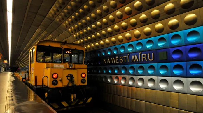 Oprava výhybky ve stanici metra Náměstí Míru