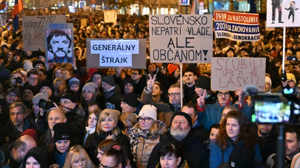 Shromáždění svolané slovenskou opozicí k 35. výročí sametové revoluce v Bratislavě