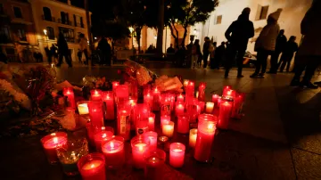 Svíčky zapálené za oběti po útocích na kostely ve španělském městě Algeciras, leden 2023