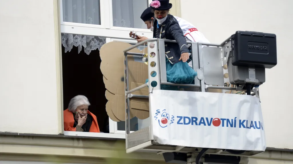 Zdravotní klauni bavili pražské seniory z hydraulické plošiny