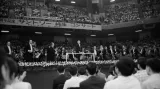 Česká filharmonie pod řízením Václava Neumanna (uprostřed) při koncertě v Tokiu 19. června 1969.