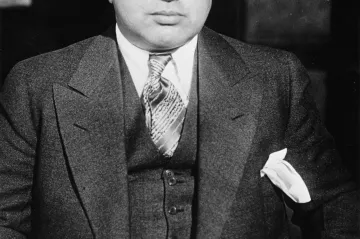 Pistole Colt 1911 nebo nůž vykládaný diamanty. Aukční síň nabízí předměty Al Caponeho