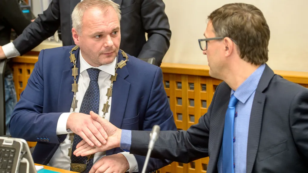 Marek Hrabáč (ANO) přijímá gratulace po zvolení primátorem