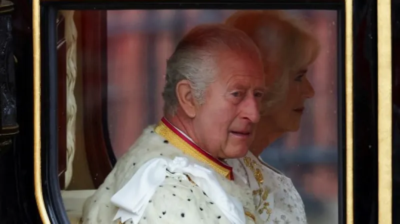 Královský pár jede na korunovační ceremoniál,  Autor: Matthew Childs,  Zdroj: Reuters