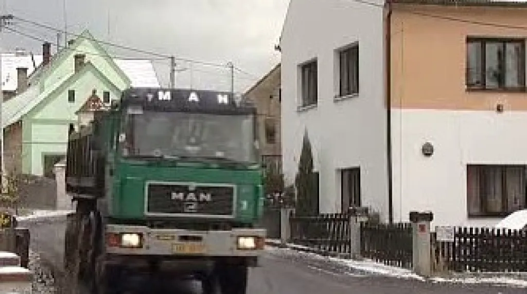Kamion ve Velemíně na Lovosicku