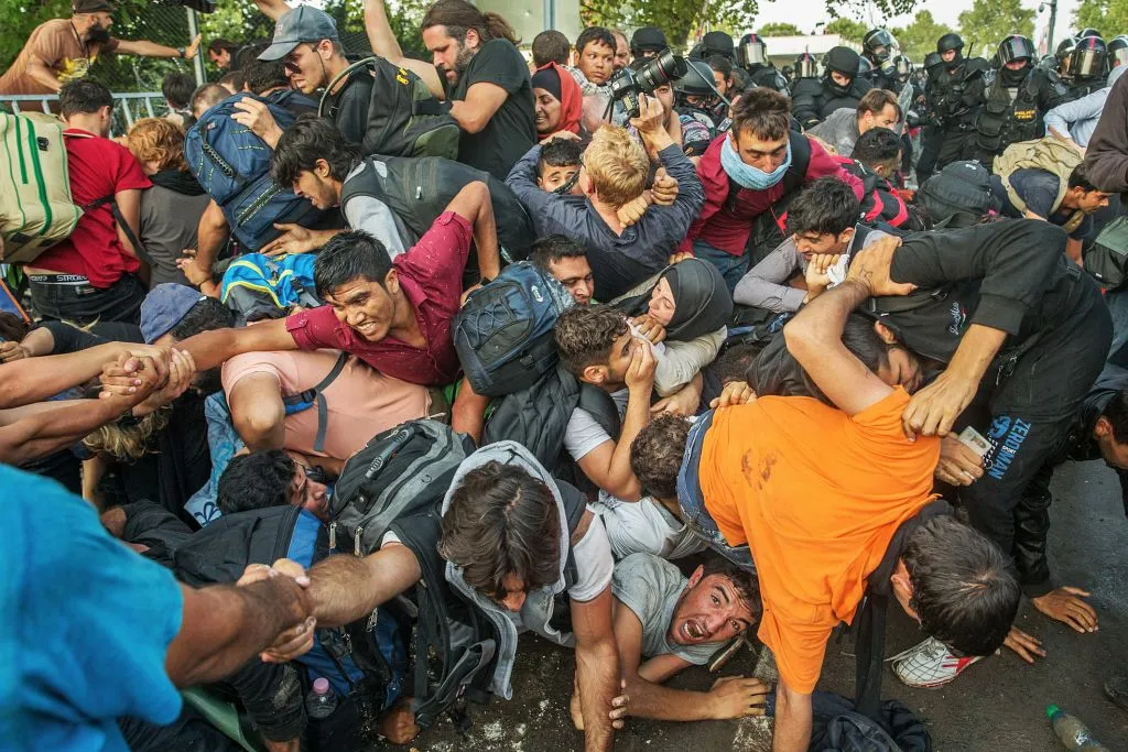 Fotografie roku 2015. Uprchlíci na maďarsko-srbské hranici, hraniční přechod Röszke-Horgoš, září 2015.
