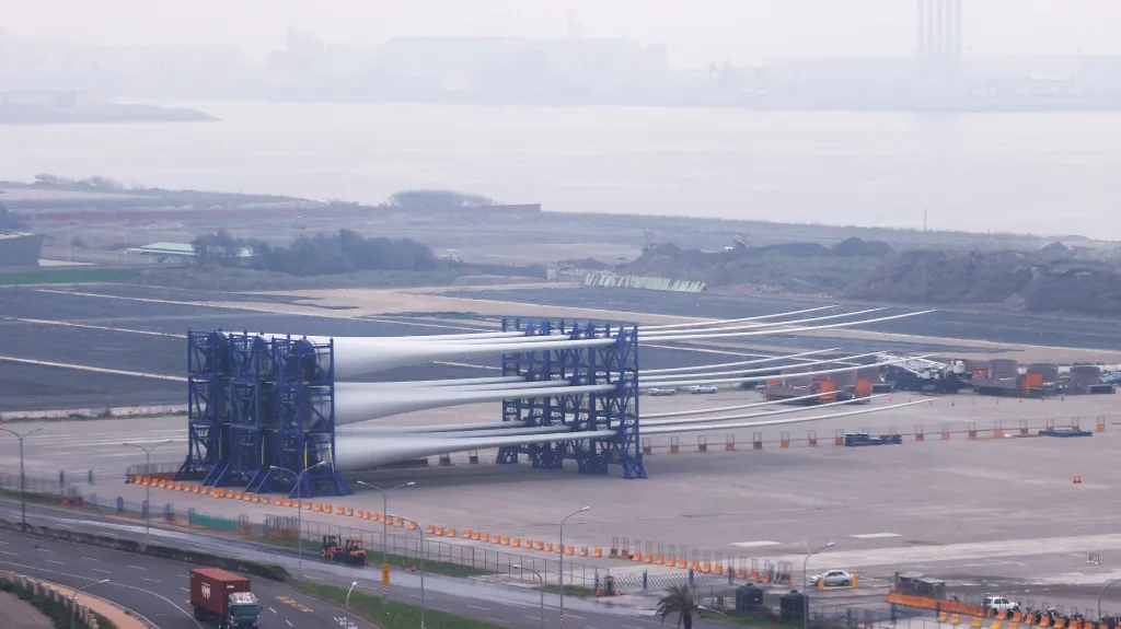 Díly k větrné elektrárně v přístavu Tchaj-čung