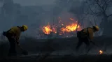 Hasiči bojují s plameny v Orange