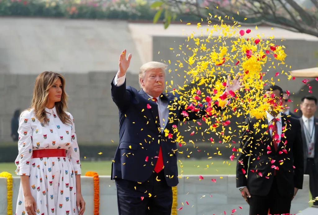 Památka Gándhího byla spojena s celou návštěvou. Na snímku Donald Trump rozhazuje květy během ceremoniálu v Raj Ghatu v Dillí, které je památným místem čelných představitelů Indie