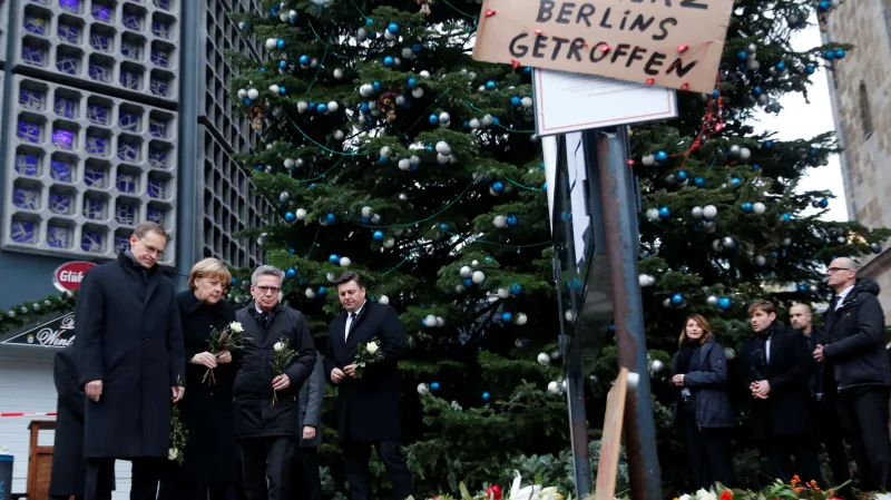 Angela Merkelová na místě útoku položila věnec