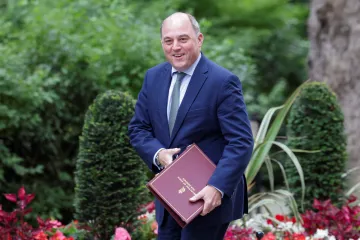 Britský ministr obrany Wallace podal demisi, nahradí ho Shapps