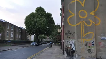 Banksyho graffiti (čtvrť Bethnal Green, Londýn)