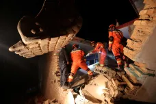 Na severu Číny zemřelo při zemětřesení nejméně 127 lidí. Záchranné práce komplikuje mráz