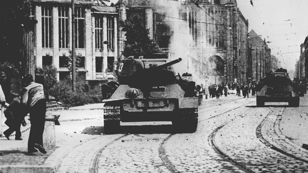 Sovětský tank v ulicích Berlína, 1953