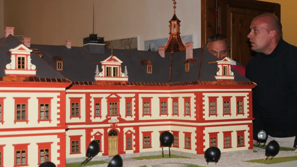 Stěhování miniatury zámku