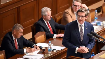 Premiér Andrej Babiš (ANO), ministr obrany Jaromír Zůna (za SPD), ministr práce a sociálních věcí Aleš Juchelka (ANO) a Martin Kupka (ODS) na mimořádné schůzi sněmovny (16. dubna 2026)