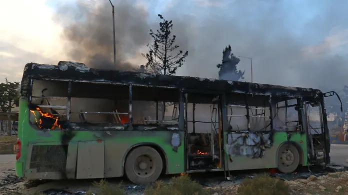 Ozbrojenci zaútočili v Sýrii na evakuační autobusy, které převážely nemocné a zraněné