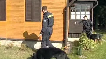 Policisté kontrolují zabezpečení chaty