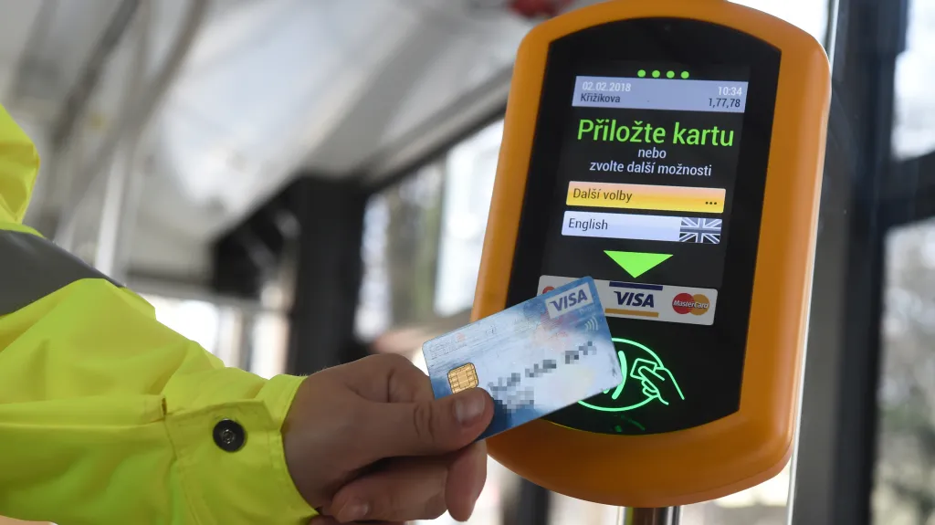 Terminál pro bezkontaktní platbu jízdného v Ostravě