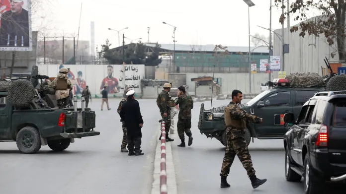 Afghánské bezpečnostní složky u místa útoku v Kábulu