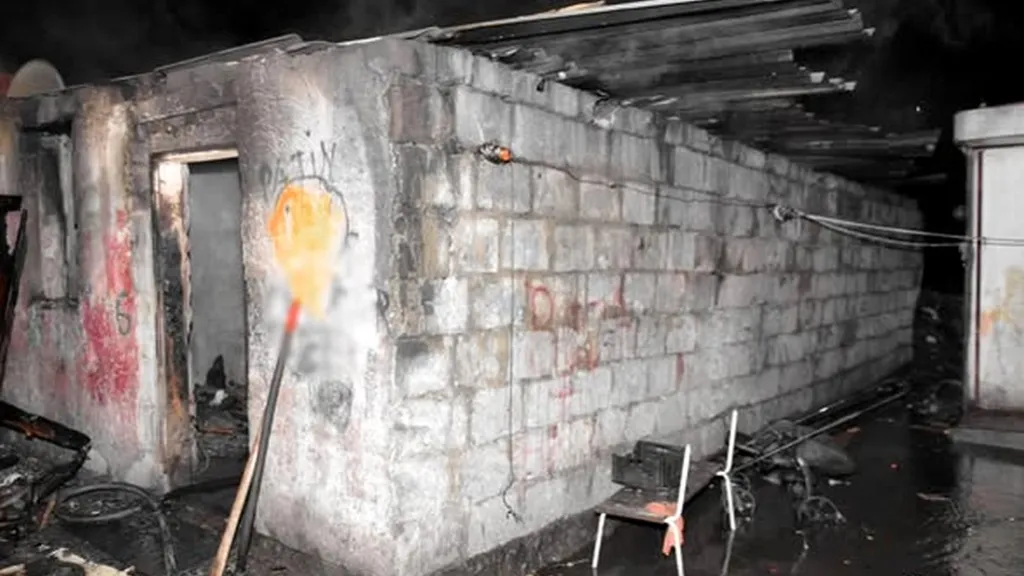 Vyhořelý dům ve vesnici Kozárovce na Slovensku