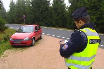 Na houby s autem až do lesa. Policisté se zaměřili na vozy v Jizerských horách
