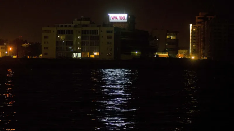 Nápis „Ať žije Fidel!" na vládní budově v Havaně