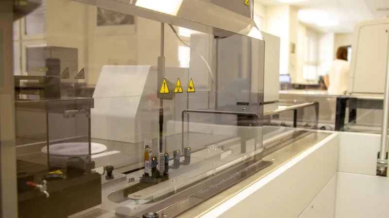 Vzorky projíždí na dopravníkovém pásu