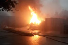 Požár hal nedaleko Prahy mají hasiči pod kontrolou. Škodu odhadl majitel na 60 milionů