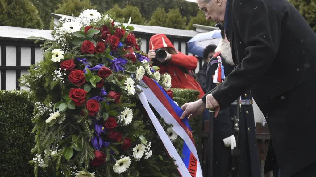 Prezident Miloš Zeman pokládá věnec k hrobu T.G. Masaryka