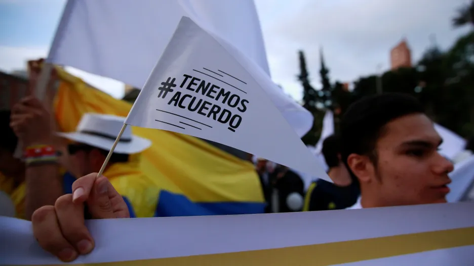 Demonstranti podporující novou dohodu s FARC