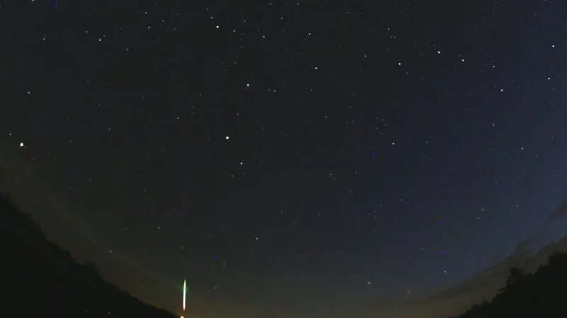 Fotografie bolidu nad západním obzorem 10. července 2018