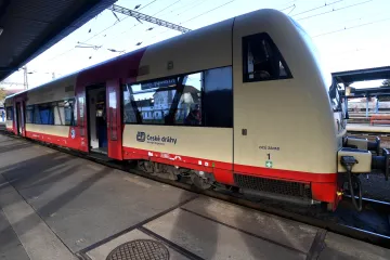 Z Kralup do Loun a Velvar začaly jezdit moderní nízkopodlažní vlaky. Nahradí 40 let staré motoráky