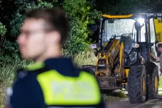 Při nehodě bagru v Německu zemřeli dva lidé. Deset dětí je zraněných