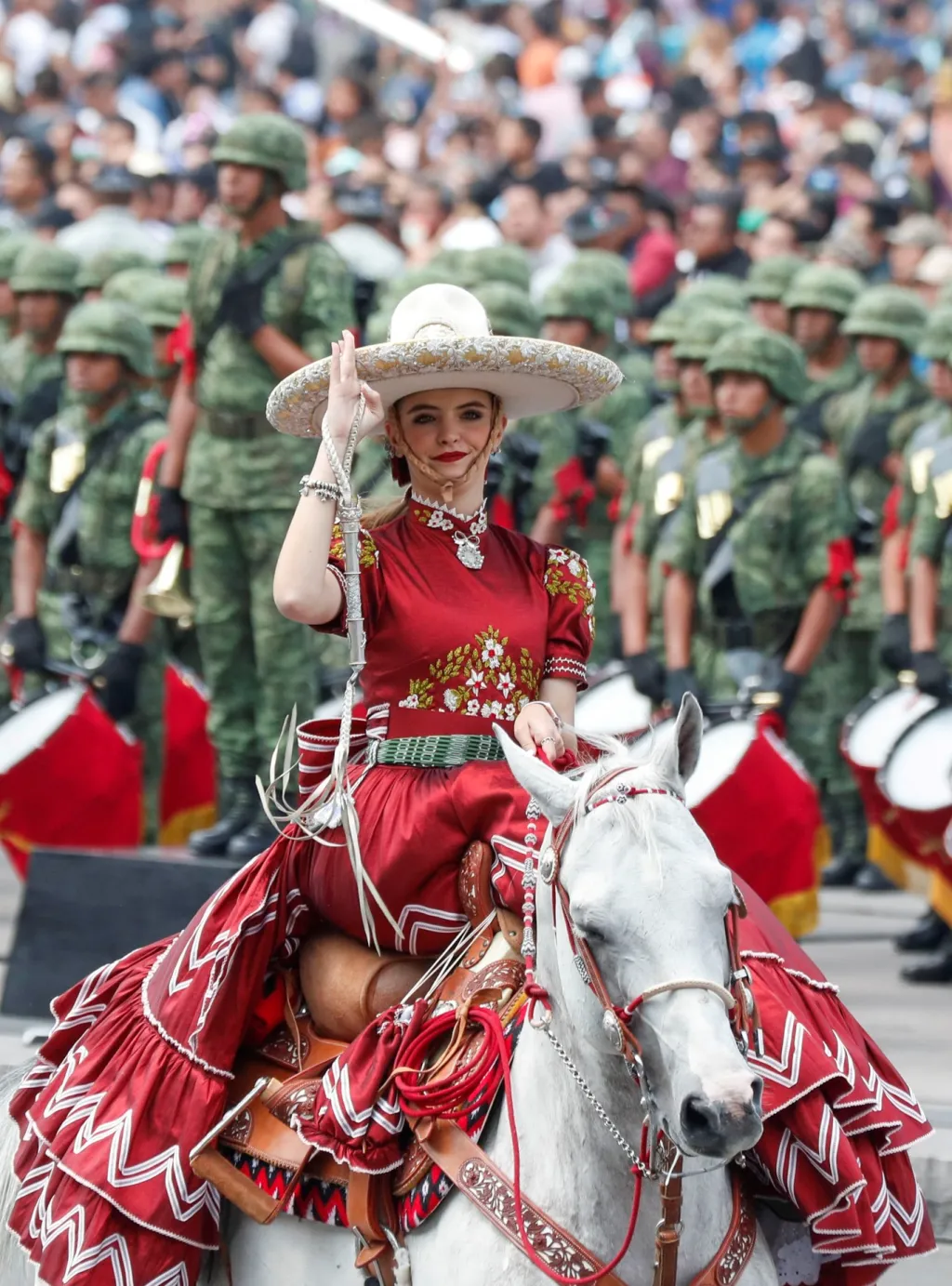 Nejhezčí ozdobou vojenské přehlídky se stala jezdkyně v tradičním kroji