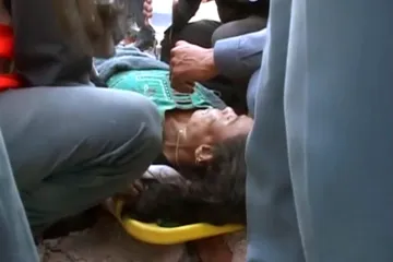 Tři dny po zemětřesení v Nepálu stále nacházejí živé, pomáhají i Češi