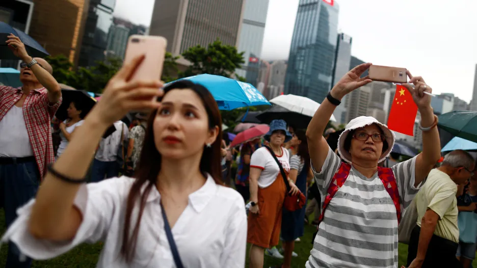 Hongkongem prošla v sobotu provládní demonstrace na podporu policie a Číny