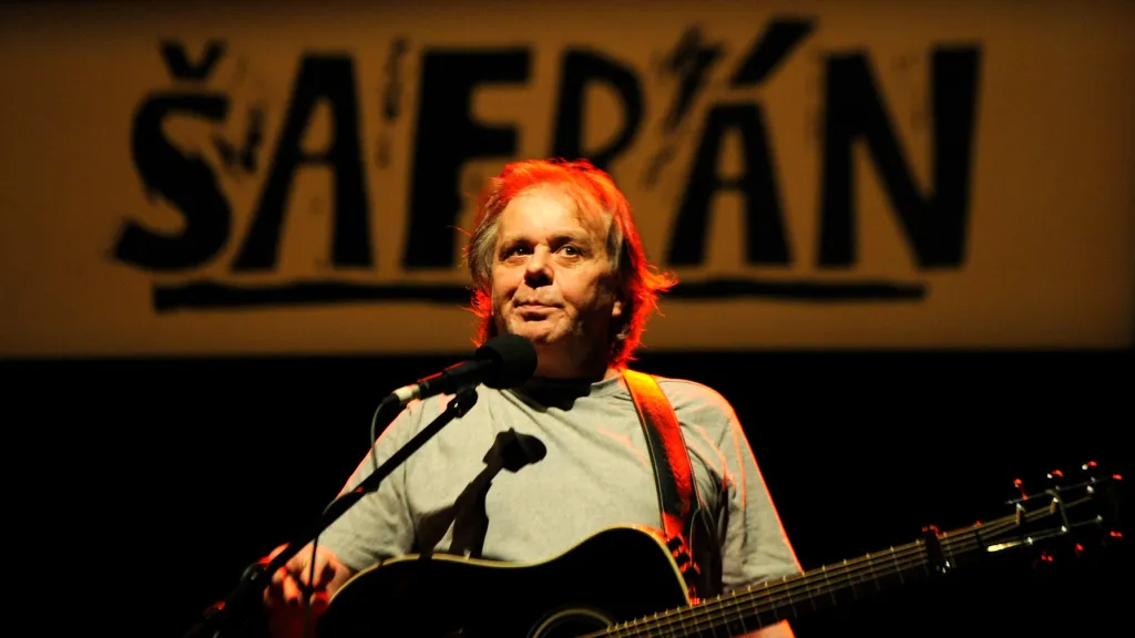 Vlastimil Třešňák při koncertě s písničkáři ze sdružení Šafrán
