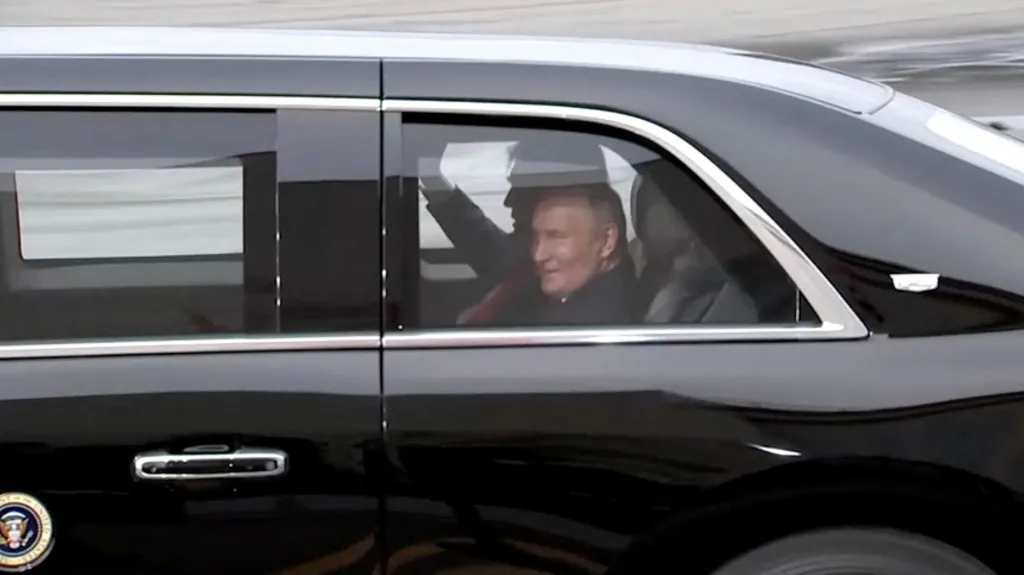 Donald Trump s Vladimirem Putinem v limuzíně amerického prezidenta