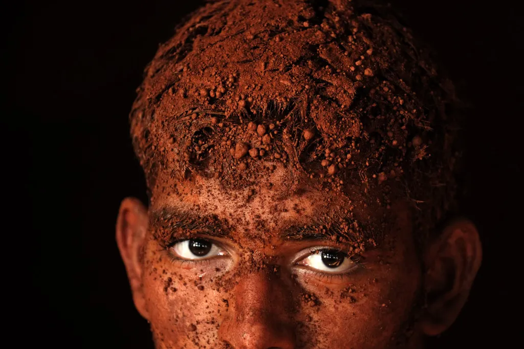 Vítěz cestovatelské fotografie roku 2017 Belgičan Alain Schroeder fotografoval také zápasy Kushti, což je tradiční forma indického wrestlingu. Ve městě Akhara oddávají wrestleři své tělo a mysl tomuto sportu na 6 - 36 měsíců. V závěru se pokryjí vrstvou hlíny, která pohlcuje veškerý pot a chrání je před nachlazením.