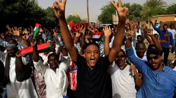 Bez komentáře: Súdánci protestují... a zároveň slaví konec prezidenta Bašíra