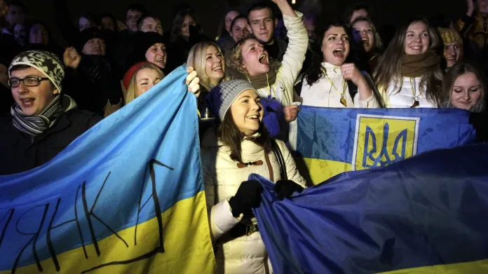 Lidé v centru Kyjeva demonstrují proti rozhodnutí vlády.