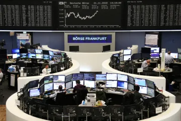 Po úterním rozsáhlém výprodeji začaly evropské i americké akcie opět stoupat