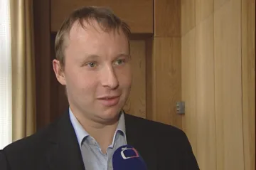 Volební lídr ČSSD rezignuje na funkce, sponzoroval tajně stranu