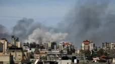 Stoupající kouř po izraelském náletu na nemocnici al-Šífa