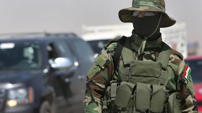Kurdský voják na stanovišti u Mosulu